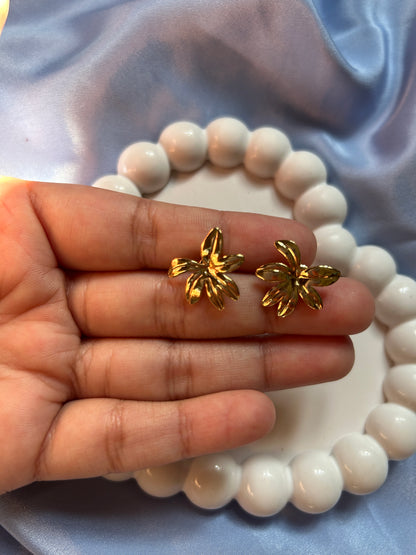 Squeezed Leafy Earrings