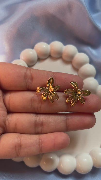 Squeezed Leafy Earrings